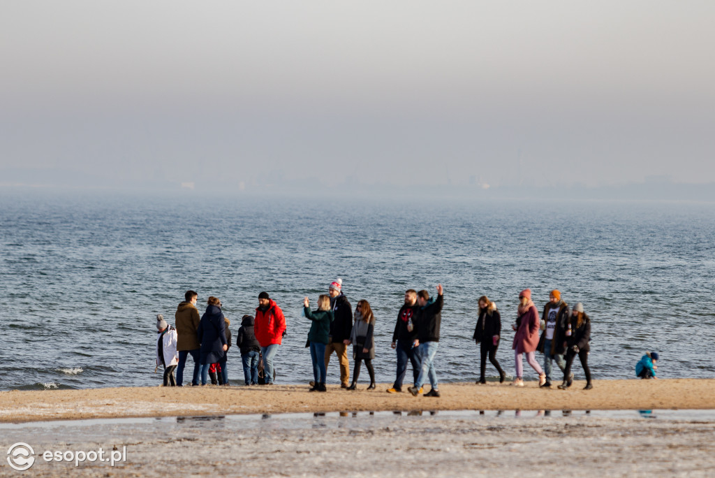 Tłumy po gofry i zapiekanki: zimowy Sopot jak w sezonie [FOTO]