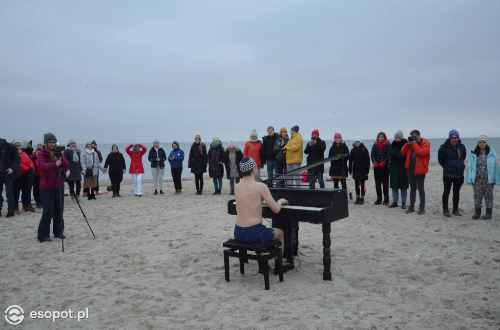 Koncert Piano Ice Mana na plaży w Sopocie