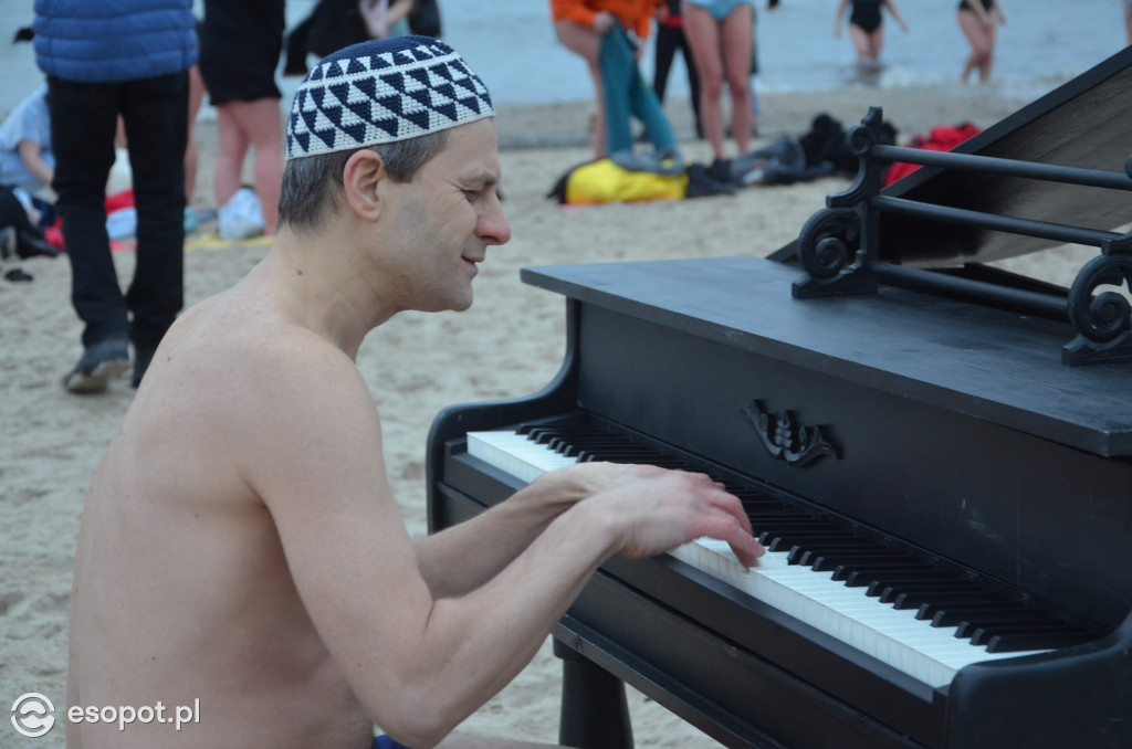 Koncert Piano Ice Mana na plaży w Sopocie