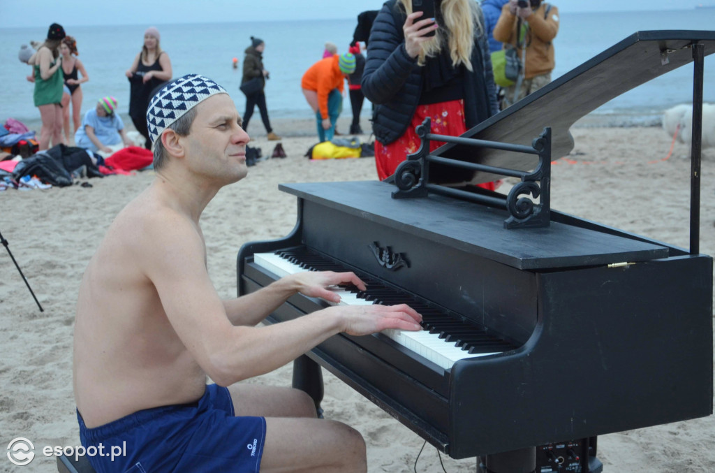 Koncert Piano Ice Mana na plaży w Sopocie