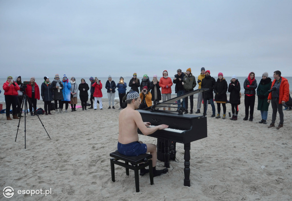 Koncert Piano Ice Mana na plaży w Sopocie