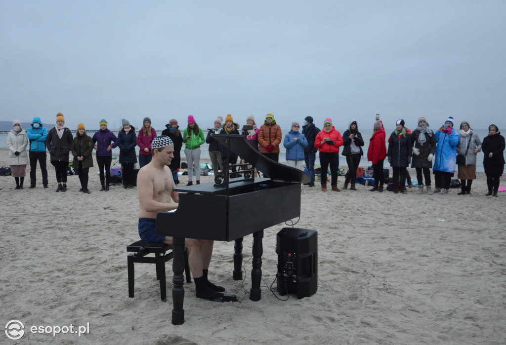 Koncert Piano Ice Mana na plaży w Sopocie