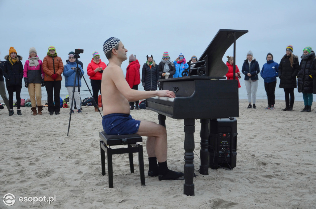 Koncert Piano Ice Mana na plaży w Sopocie