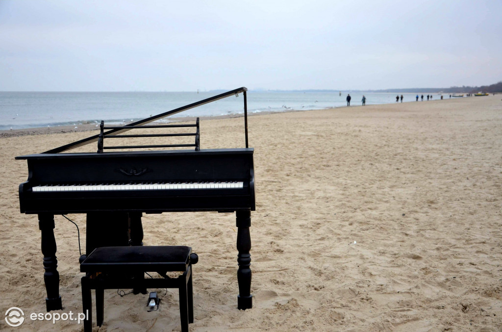 Koncert Piano Ice Mana na plaży w Sopocie