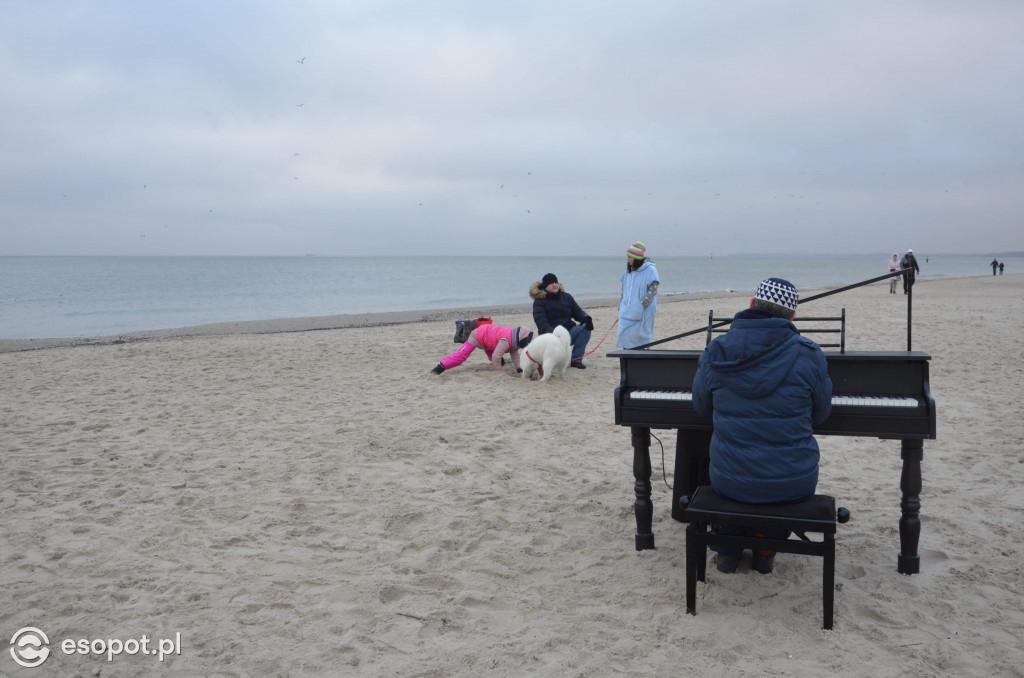 Koncert Piano Ice Mana na plaży w Sopocie