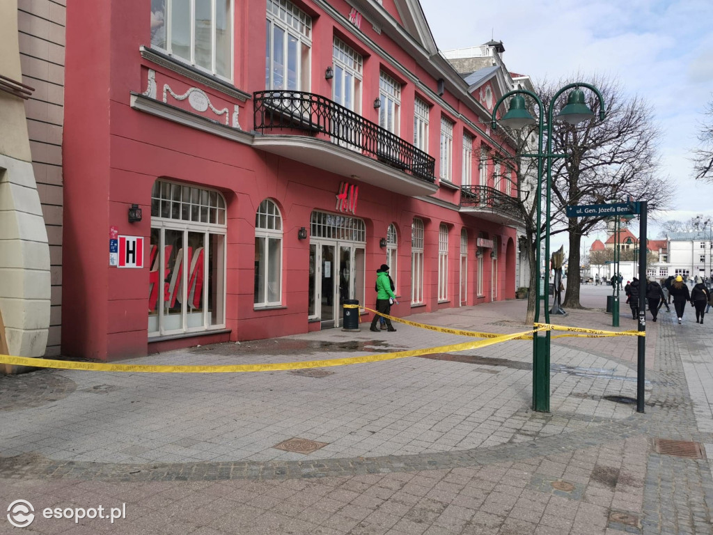 Uwaga na głowy! Kruszy się gzyms jednego z budynków na Monciaku [FOTO]