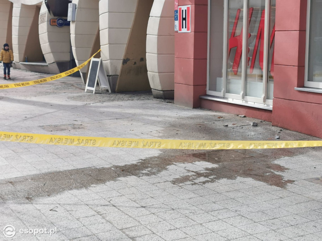 Uwaga na głowy! Kruszy się gzyms jednego z budynków na Monciaku [FOTO]