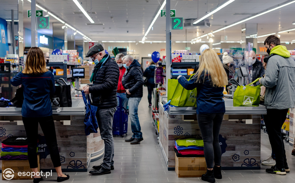 Otwarcie Aldi w Sopocie: czekali w kolejce, by zrobić zakupy [FOTO]