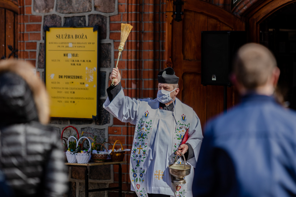 Sopot: święcenie pokarmów przeniesione na świeże powietrze [FOTO]