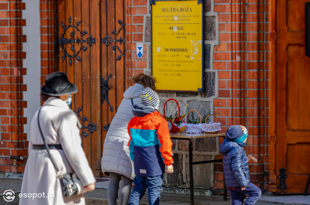 Sopot: święcenie pokarmów przeniesione na świeże powietrze [FOTO]