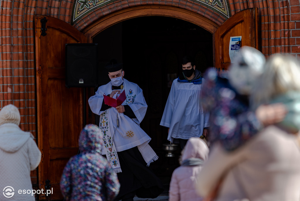 Sopot: święcenie pokarmów przeniesione na świeże powietrze [FOTO]