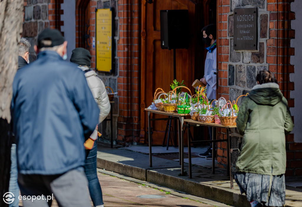 Sopot: święcenie pokarmów przeniesione na świeże powietrze [FOTO]