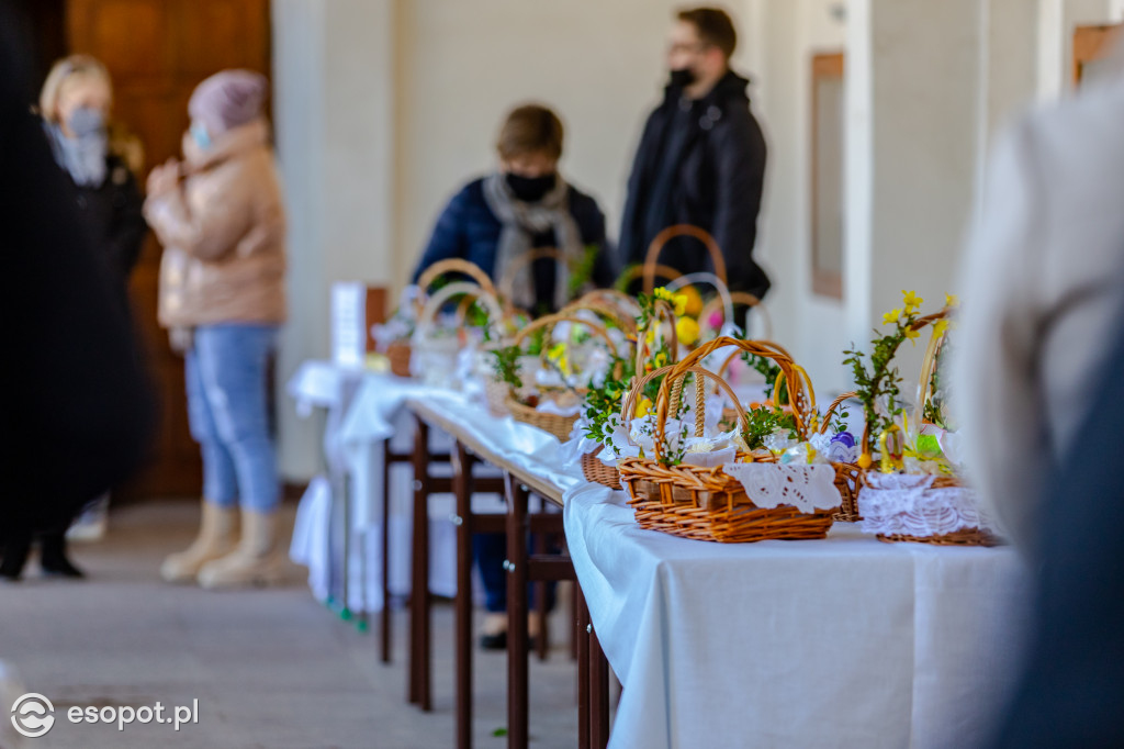 Sopot: święcenie pokarmów przeniesione na świeże powietrze [FOTO]