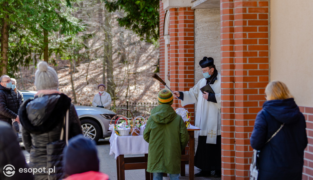 Sopot: święcenie pokarmów przeniesione na świeże powietrze [FOTO]