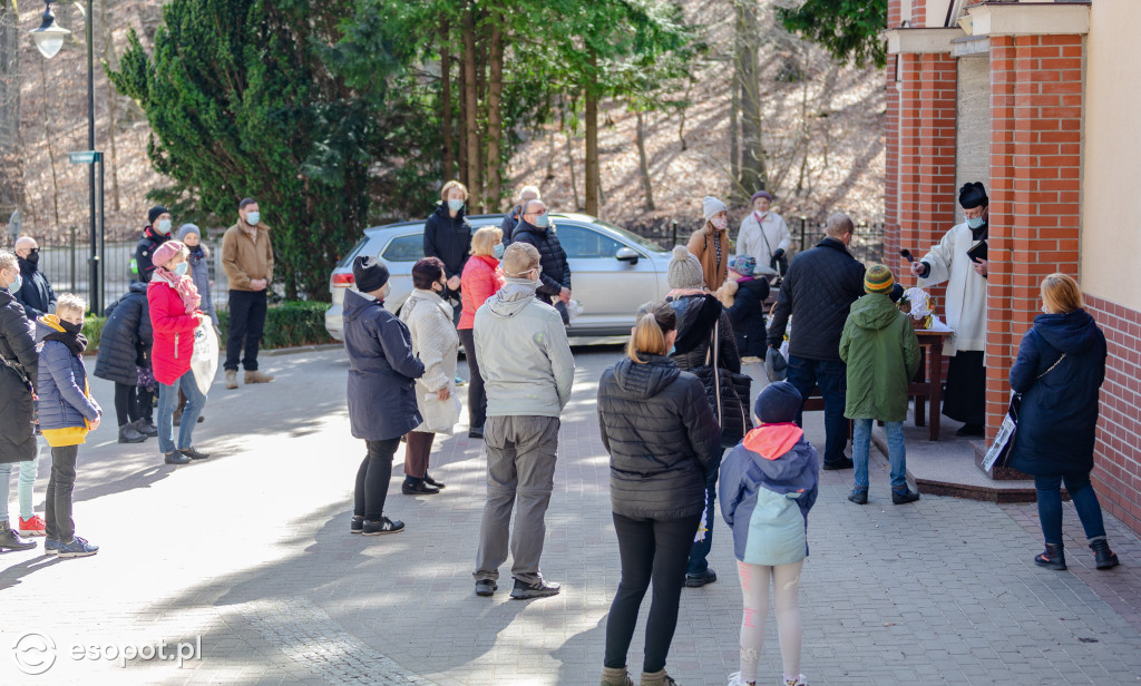 Sopot: święcenie pokarmów przeniesione na świeże powietrze [FOTO]