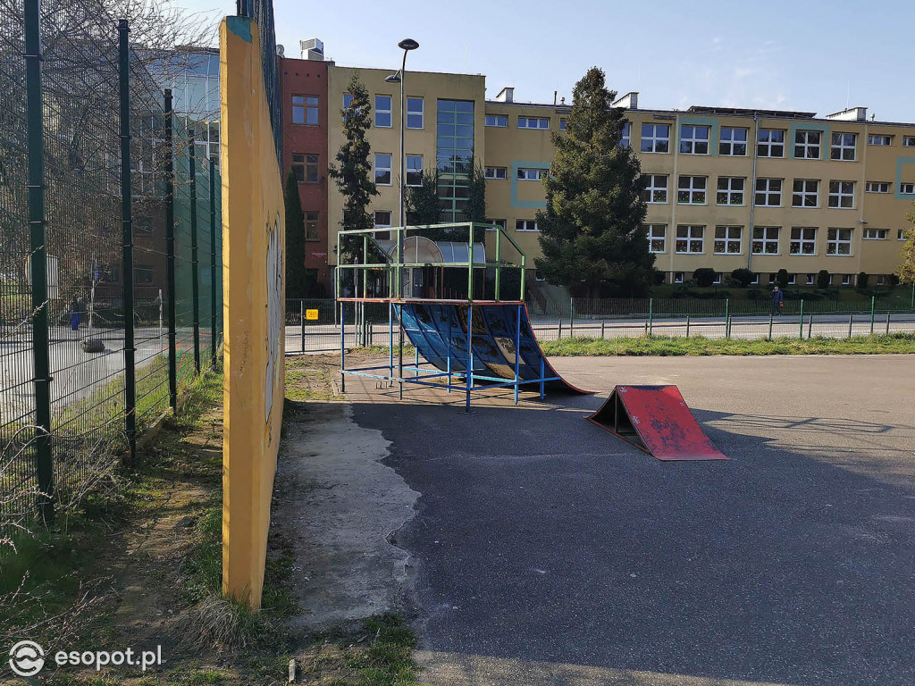 Modernizacja idzie powoli! Opóźnienie przy remoncie boiska na Brodwinie [FOTO]