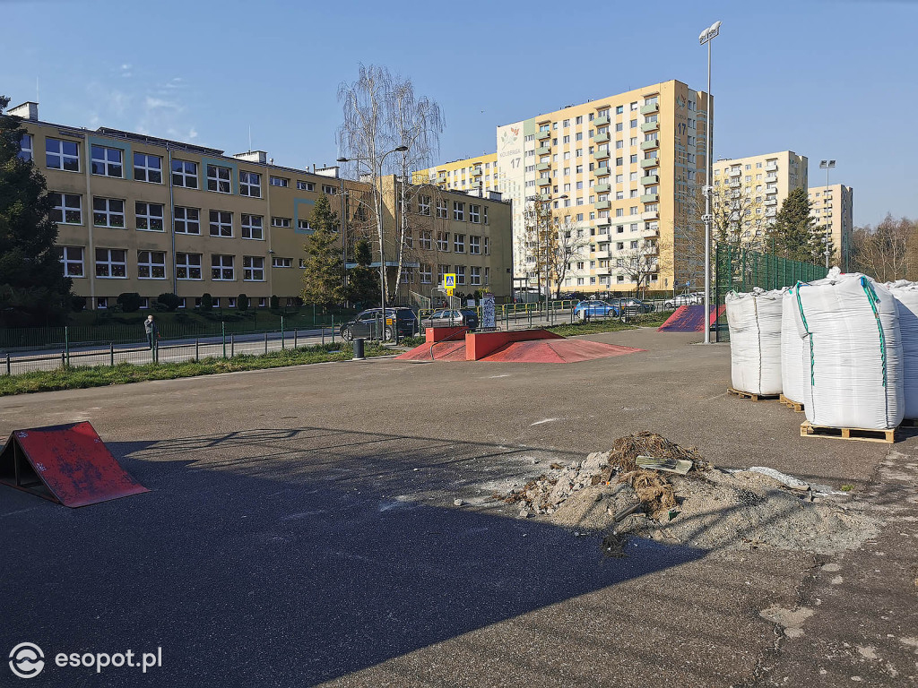 Modernizacja idzie powoli! Opóźnienie przy remoncie boiska na Brodwinie [FOTO]