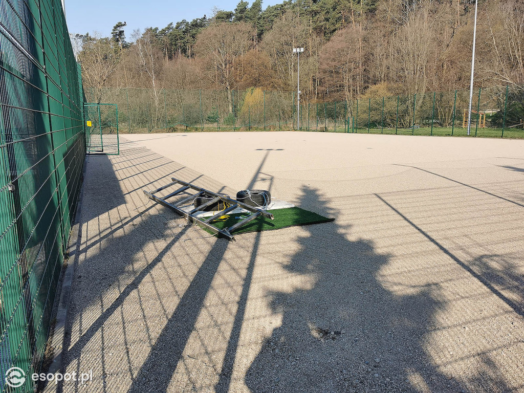 Modernizacja idzie powoli! Opóźnienie przy remoncie boiska na Brodwinie [FOTO]