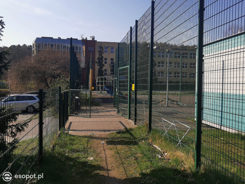Modernizacja idzie powoli! Opóźnienie przy remoncie boiska na Brodwinie [FOTO]