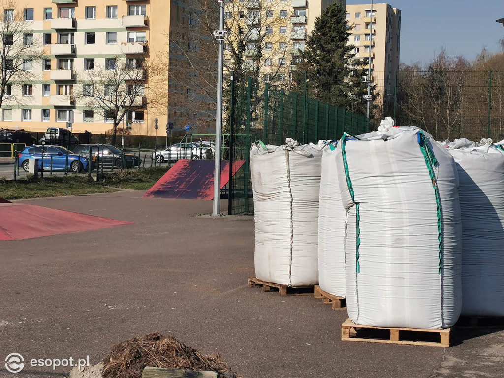 Modernizacja idzie powoli! Opóźnienie przy remoncie boiska na Brodwinie [FOTO]