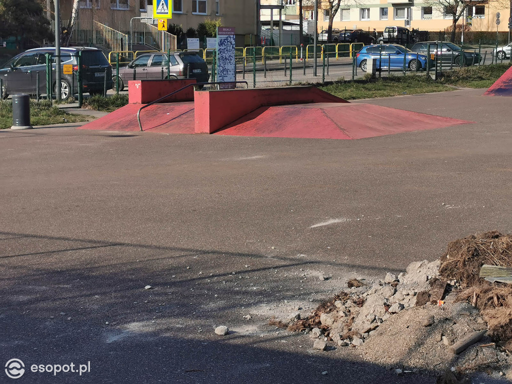Modernizacja idzie powoli! Opóźnienie przy remoncie boiska na Brodwinie [FOTO]