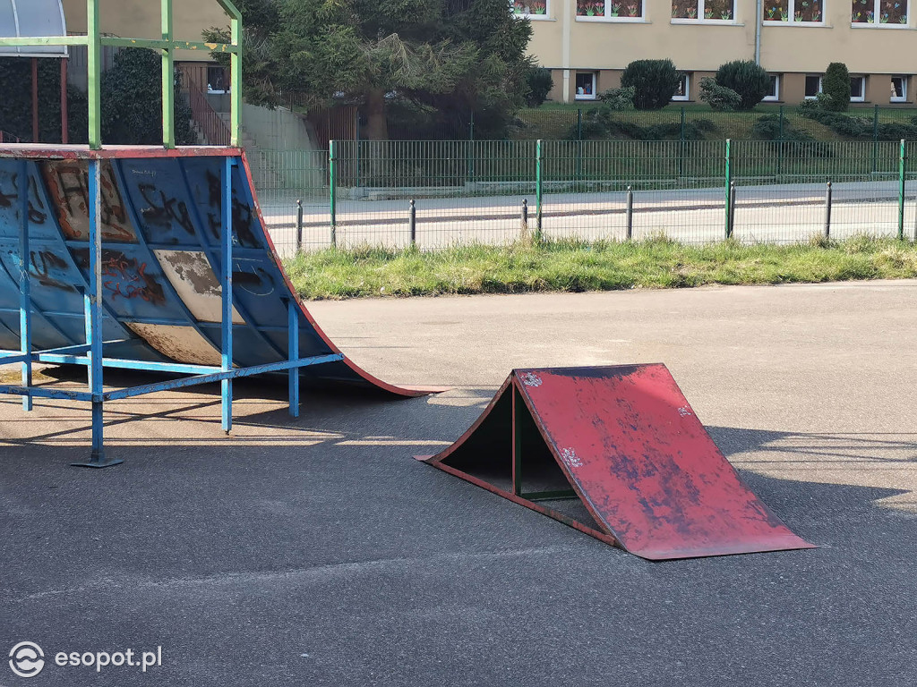 Modernizacja idzie powoli! Opóźnienie przy remoncie boiska na Brodwinie [FOTO]