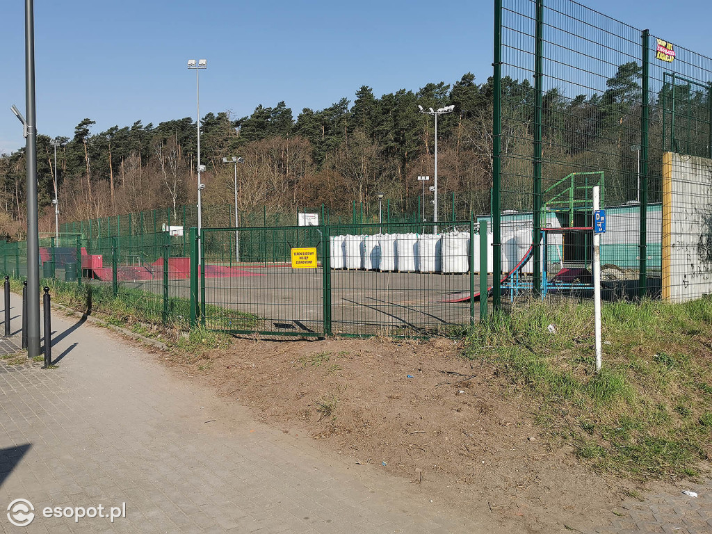 Modernizacja idzie powoli! Opóźnienie przy remoncie boiska na Brodwinie [FOTO]