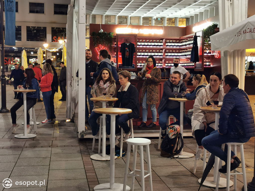 Sopot rozpoczął weekend: tłumy gości w ogródkach [FOTO]