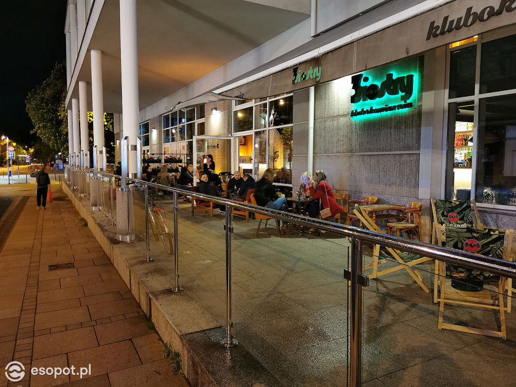 Sopot rozpoczął weekend: tłumy gości w ogródkach [FOTO]