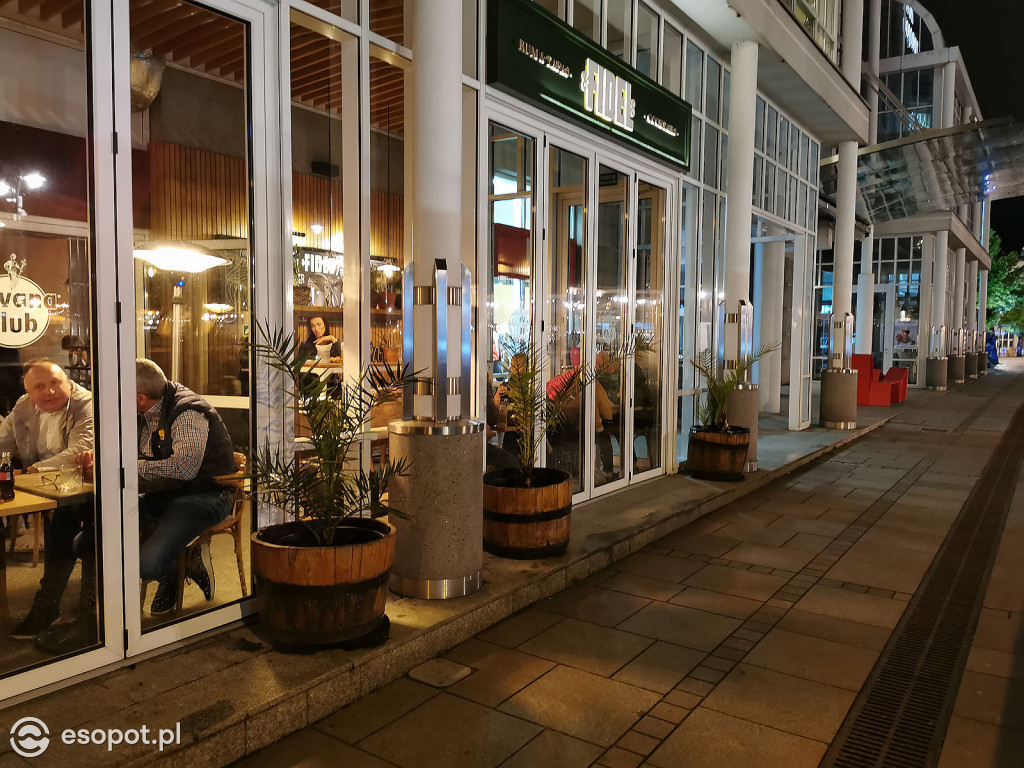 Sopot rozpoczął weekend: tłumy gości w ogródkach [FOTO]