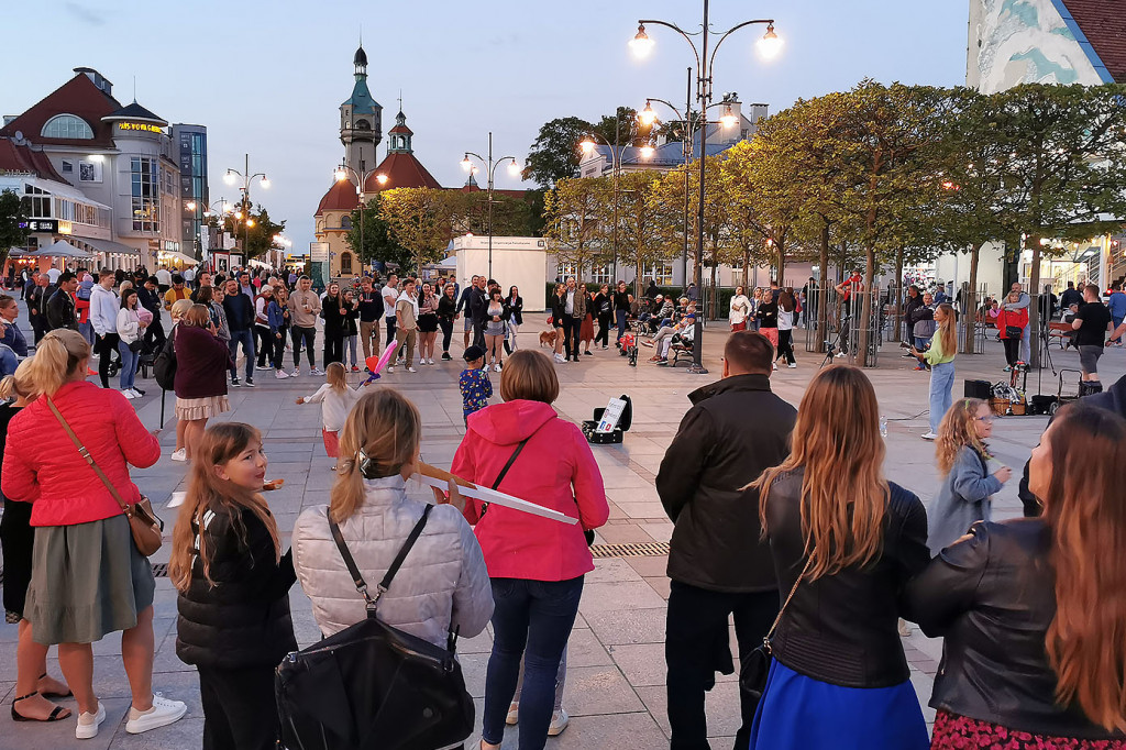 Sopot: Tłumy spacerowiczów i przyjemny gwar jak w sezonie! Pierwszy wieczór czerwcowego weekendu w kurorcie [FOTO]