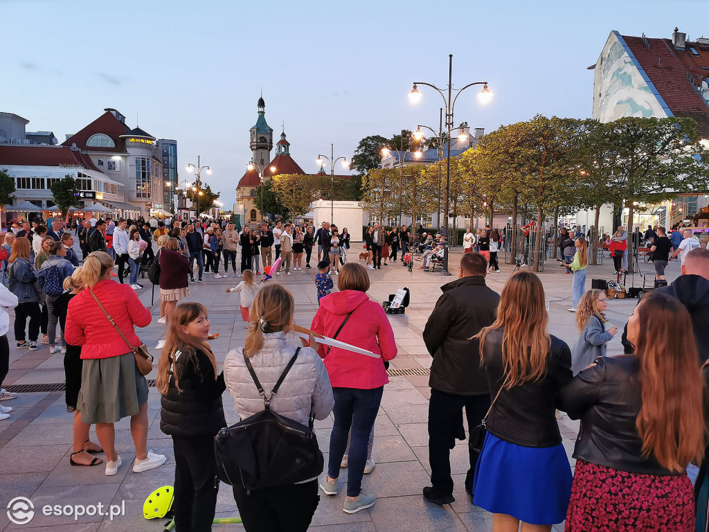 Sopot: Tłumy spacerowiczów i przyjemny gwar jak w sezonie! Pierwszy wieczór czerwcowego weekendu w kurorcie [FOTO]