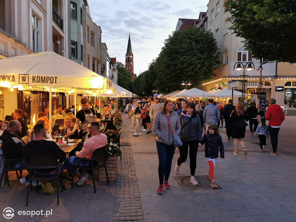 Sopot: Tłumy spacerowiczów i przyjemny gwar jak w sezonie! Pierwszy wieczór czerwcowego weekendu w kurorcie [FOTO]