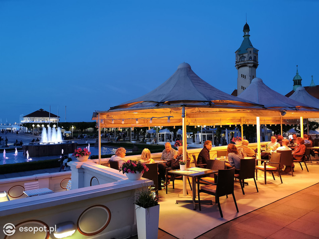 Sopot: Tłumy spacerowiczów i przyjemny gwar jak w sezonie! Pierwszy wieczór czerwcowego weekendu w kurorcie [FOTO]