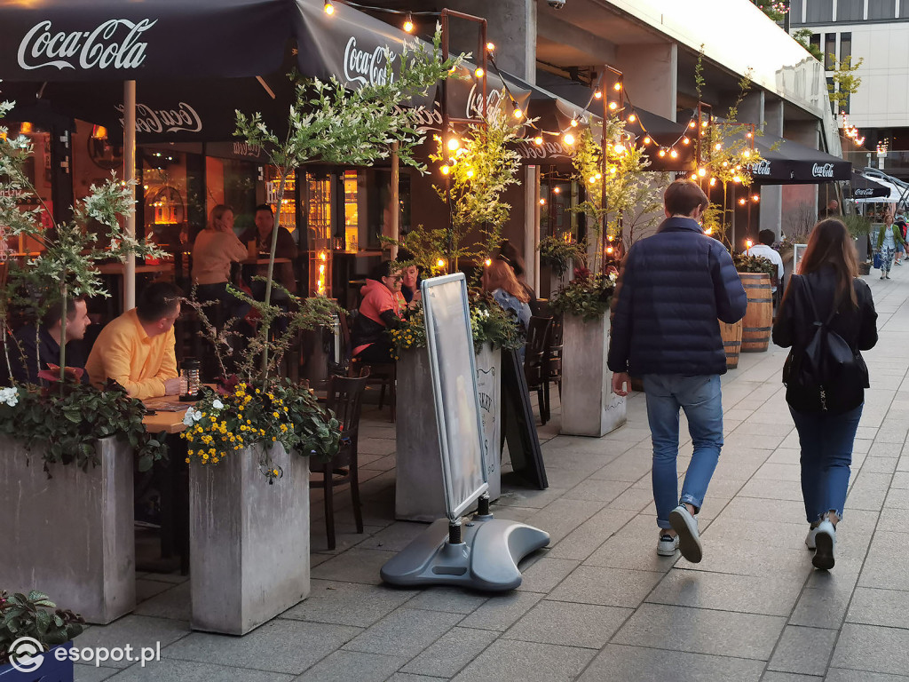 Sopot: Tłumy spacerowiczów i przyjemny gwar jak w sezonie! Pierwszy wieczór czerwcowego weekendu w kurorcie [FOTO]