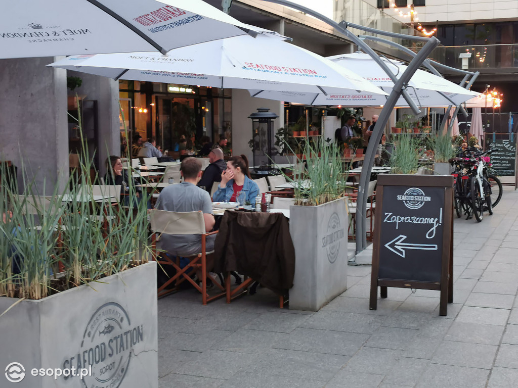 Sopot: Tłumy spacerowiczów i przyjemny gwar jak w sezonie! Pierwszy wieczór czerwcowego weekendu w kurorcie [FOTO]