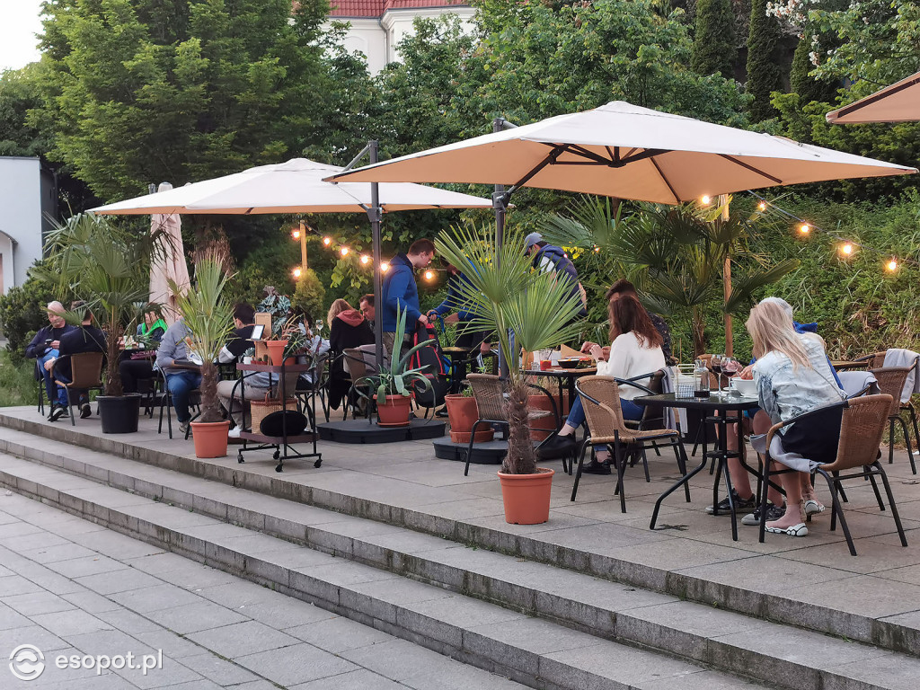 Sopot: Tłumy spacerowiczów i przyjemny gwar jak w sezonie! Pierwszy wieczór czerwcowego weekendu w kurorcie [FOTO]