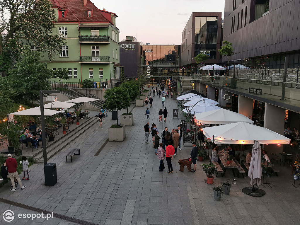 Sopot: Tłumy spacerowiczów i przyjemny gwar jak w sezonie! Pierwszy wieczór czerwcowego weekendu w kurorcie [FOTO]