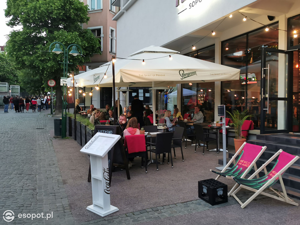 Sopot: Tłumy spacerowiczów i przyjemny gwar jak w sezonie! Pierwszy wieczór czerwcowego weekendu w kurorcie [FOTO]