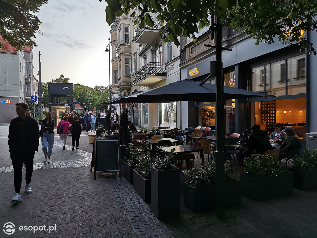 Sopot: Tłumy spacerowiczów i przyjemny gwar jak w sezonie! Pierwszy wieczór czerwcowego weekendu w kurorcie [FOTO]