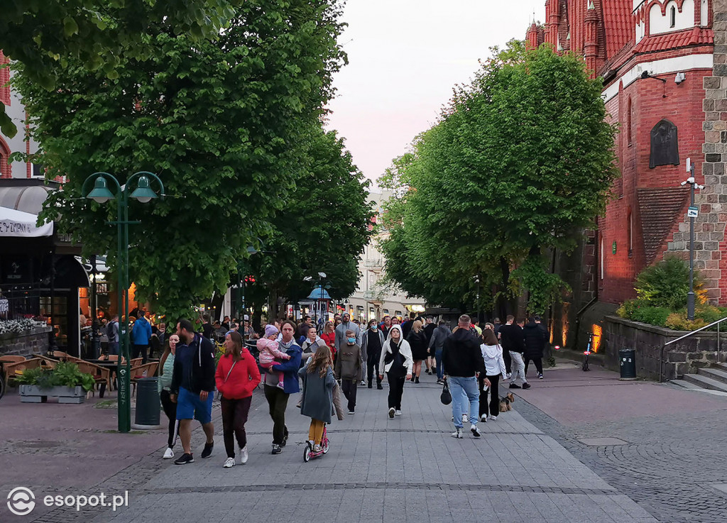 Sopot: Tłumy spacerowiczów i przyjemny gwar jak w sezonie! Pierwszy wieczór czerwcowego weekendu w kurorcie [FOTO]
