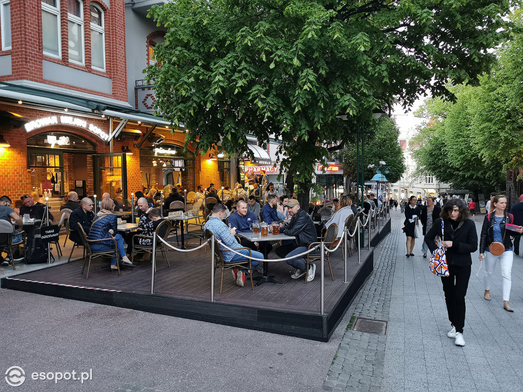 Sopot: Tłumy spacerowiczów i przyjemny gwar jak w sezonie! Pierwszy wieczór czerwcowego weekendu w kurorcie [FOTO]