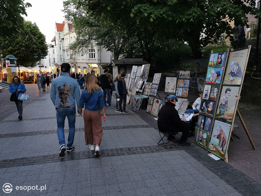 Sopot: Tłumy spacerowiczów i przyjemny gwar jak w sezonie! Pierwszy wieczór czerwcowego weekendu w kurorcie [FOTO]
