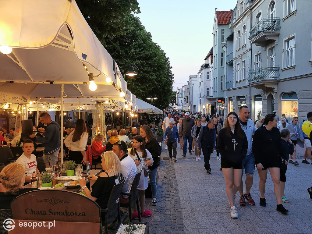 Sopot: Tłumy spacerowiczów i przyjemny gwar jak w sezonie! Pierwszy wieczór czerwcowego weekendu w kurorcie [FOTO]