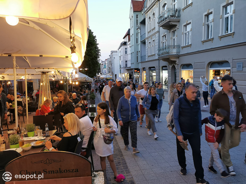 Sopot: Tłumy spacerowiczów i przyjemny gwar jak w sezonie! Pierwszy wieczór czerwcowego weekendu w kurorcie [FOTO]