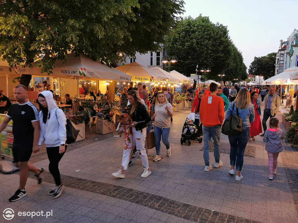 Sopot: Tłumy spacerowiczów i przyjemny gwar jak w sezonie! Pierwszy wieczór czerwcowego weekendu w kurorcie [FOTO]