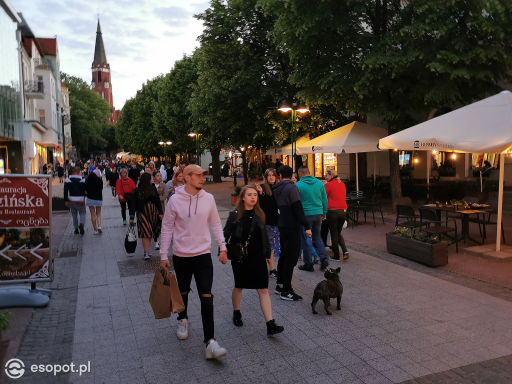 Sopot: Tłumy spacerowiczów i przyjemny gwar jak w sezonie! Pierwszy wieczór czerwcowego weekendu w kurorcie [FOTO]