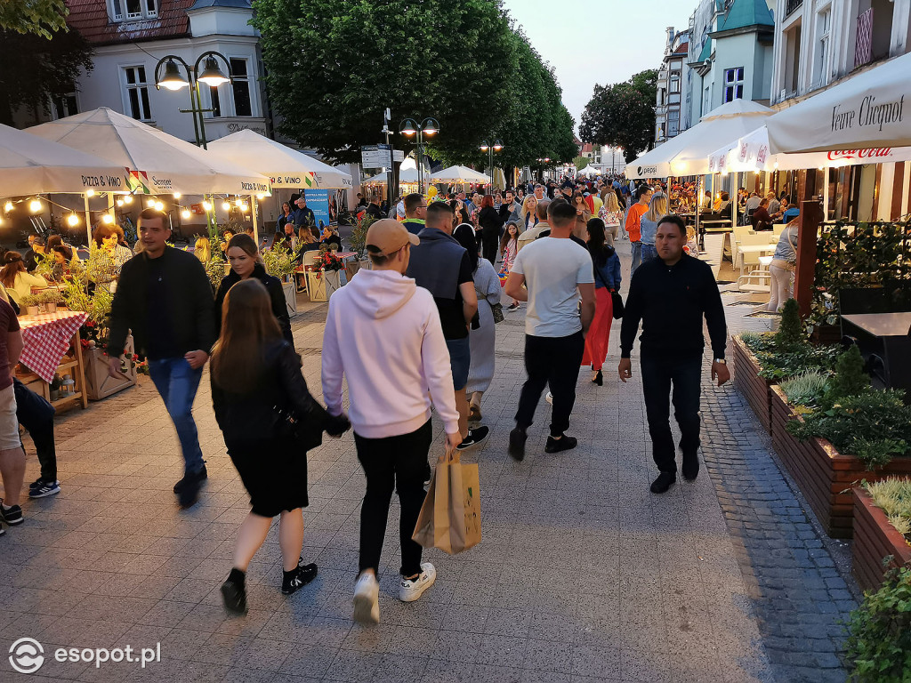 Sopot: Tłumy spacerowiczów i przyjemny gwar jak w sezonie! Pierwszy wieczór czerwcowego weekendu w kurorcie [FOTO]