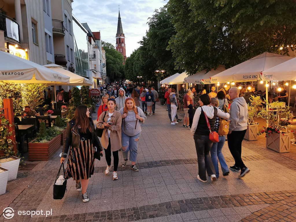 Sopot: Tłumy spacerowiczów i przyjemny gwar jak w sezonie! Pierwszy wieczór czerwcowego weekendu w kurorcie [FOTO]