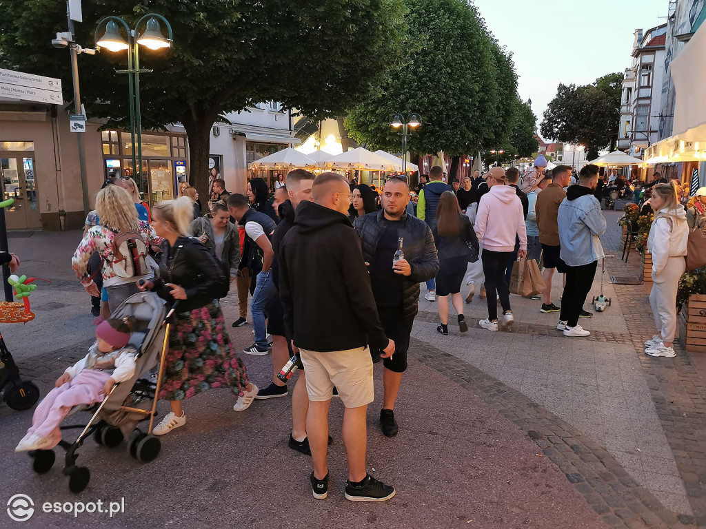 Sopot: Tłumy spacerowiczów i przyjemny gwar jak w sezonie! Pierwszy wieczór czerwcowego weekendu w kurorcie [FOTO]